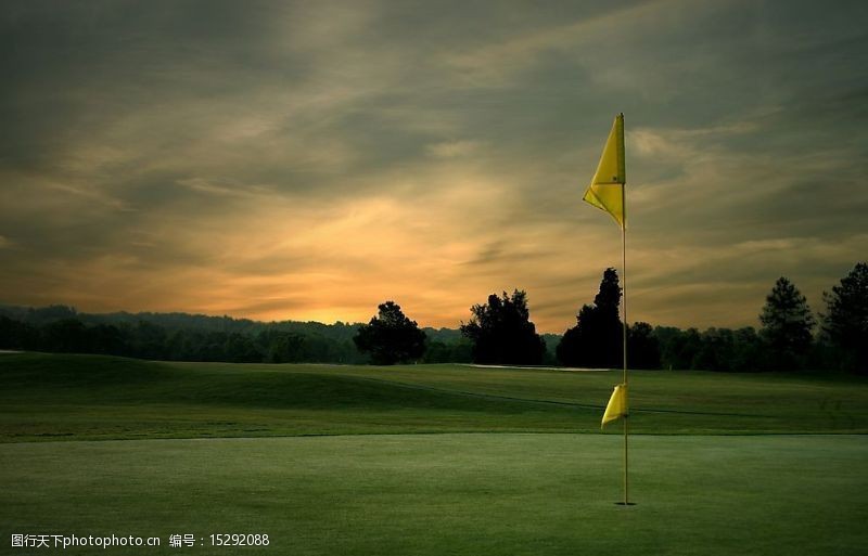 印刷适用黄昏下的高尔夫球场图片素材