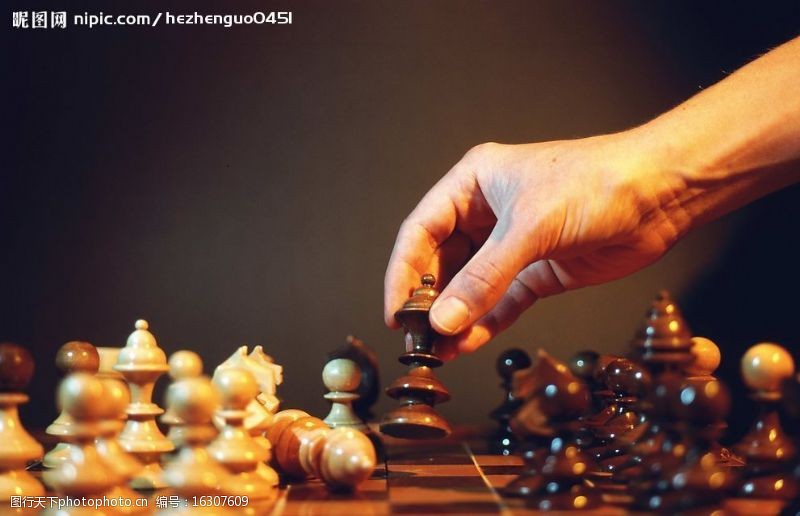 下棋人正在下棋的国际象棋的手图片