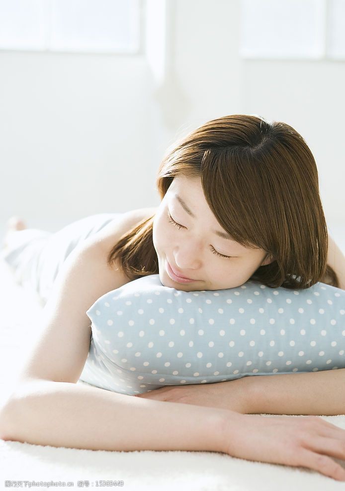 女性保健趴着睡觉图片