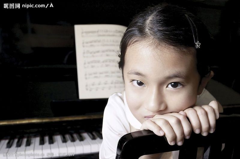 害羞女人害羞的小女孩学习钢琴图片