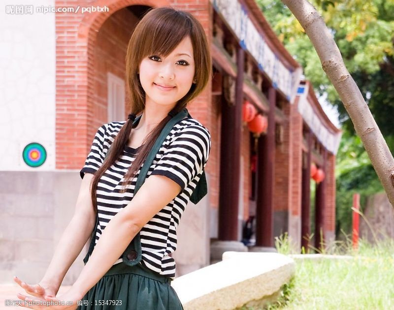 纯洁台湾网络超人气美女果子MM条纹T恤图片
