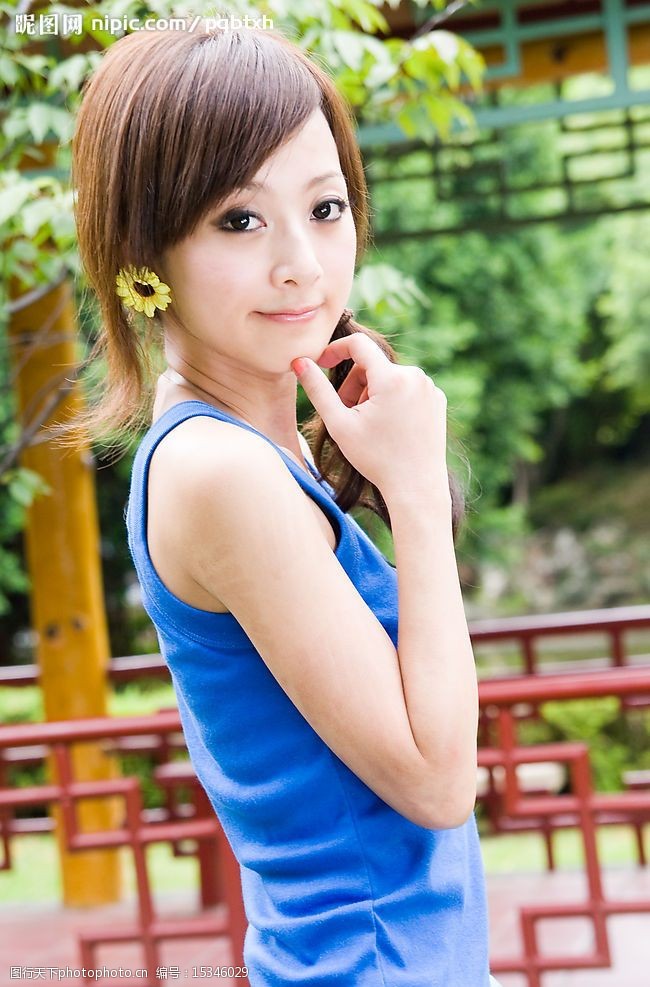 张超台湾网络超人气美女果子MM蓝色T恤图片