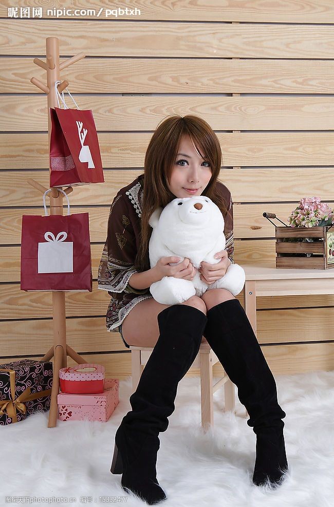 毛毯台湾美少女模特NINA与玩具熊图片