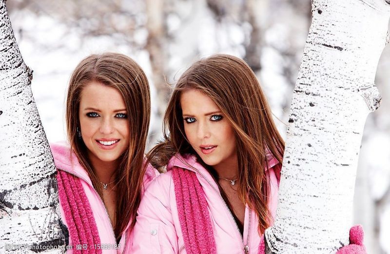 大眼睛美女漂亮的双胞胎姐妹图片