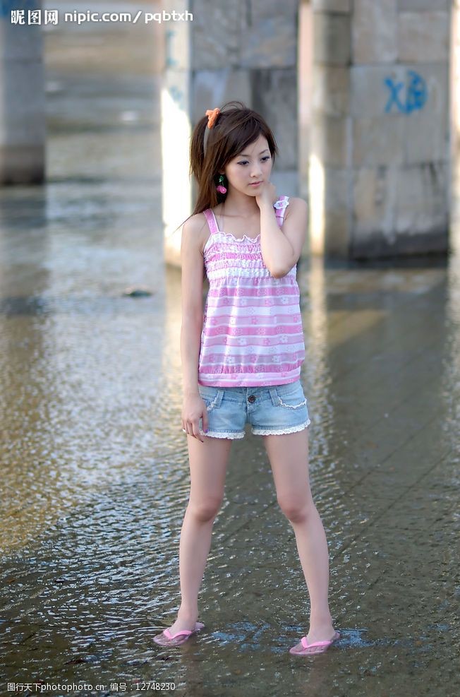 面条人物台湾网络人气美女果子MM粉色条纹T恤图片