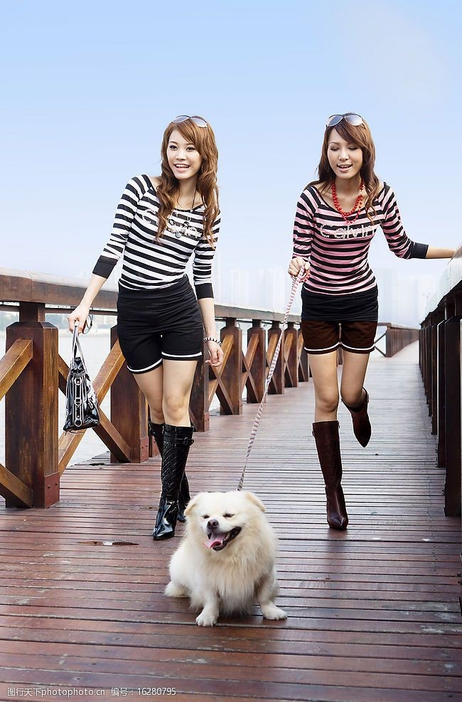 两个女人牵小狗的女孩高清图片