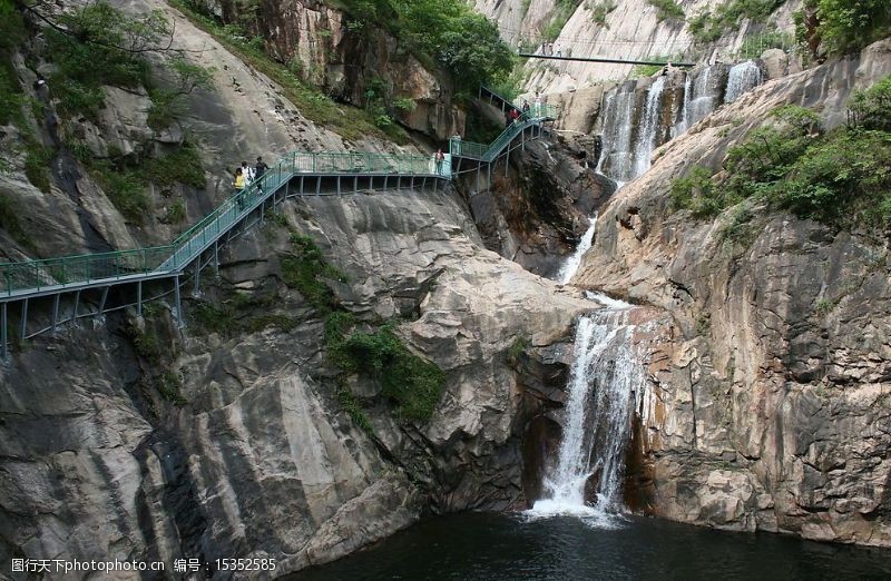 吊桥瀑布图片