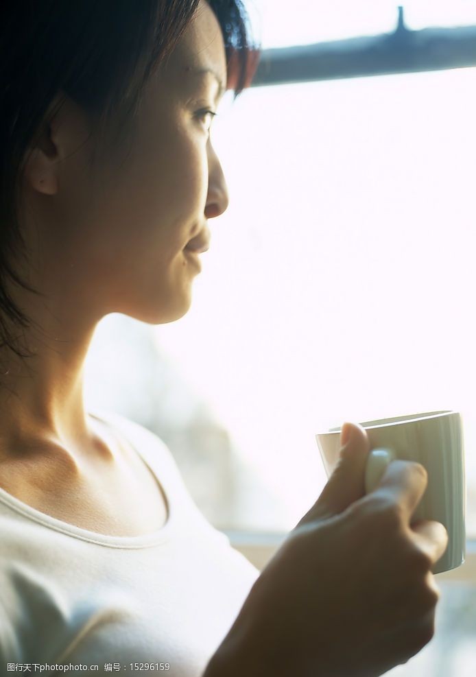 呼吸新鲜空气美女窗边喝咖啡图片
