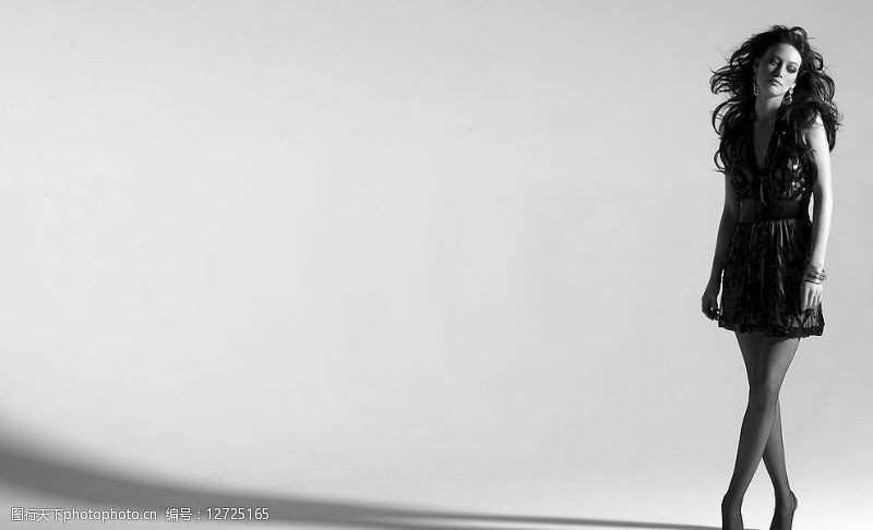 欧美女明星欧美歌手希拉里183达芙HilaryDuff为专辑爱的尊严Dignity拍摄的高清晰专业性感诱惑黑色半透明全身写真照图片