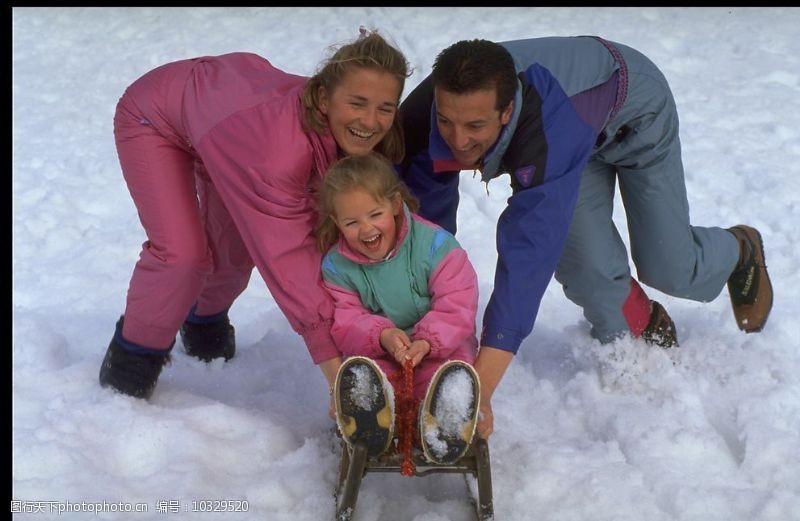 欢乐一家人外国一家滑雪图片