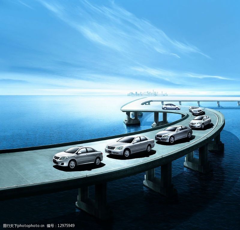 大排车海面大桥上的轿车图片