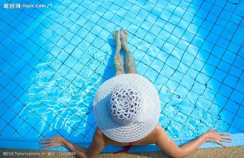 健康休闲游泳池边休闲度假的太阳帽女人图片
