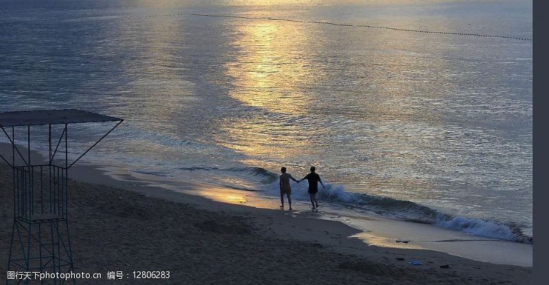 黄昏海边漫步漫步夕阳图片
