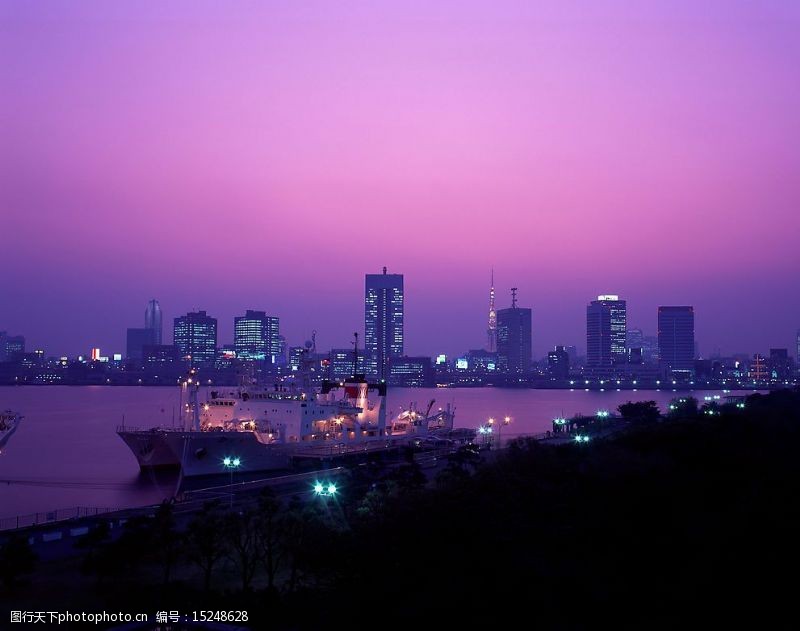 立华奏繁华的都市夜景图片