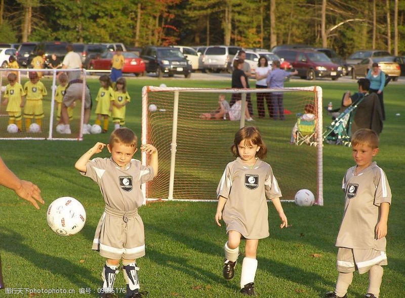 三兒童學踢足球图片