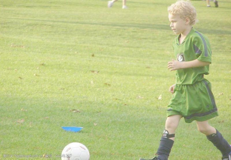 足球運動外國兒童踢足球图片