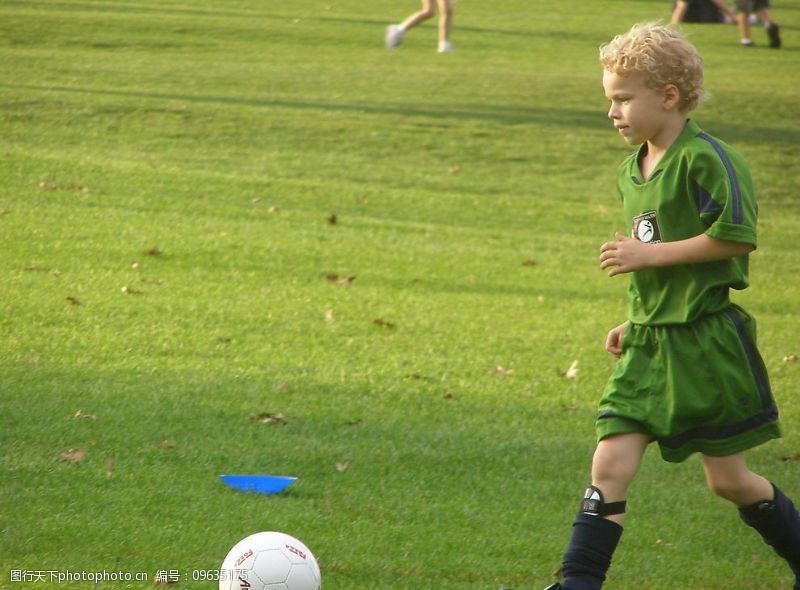 足球運動外國兒童踢足球图片