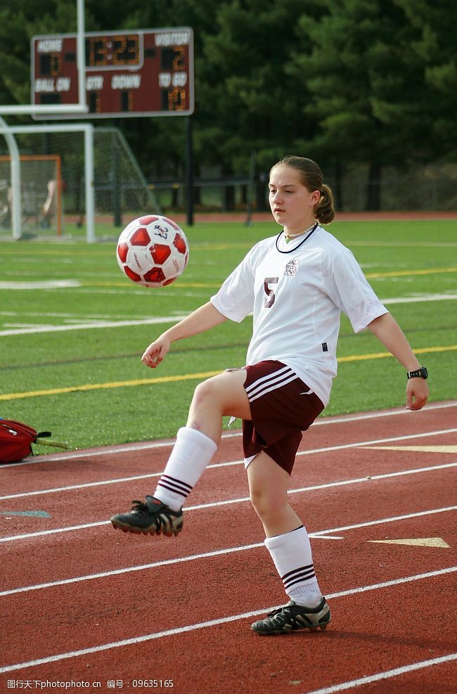 足球運動小女練足球图片