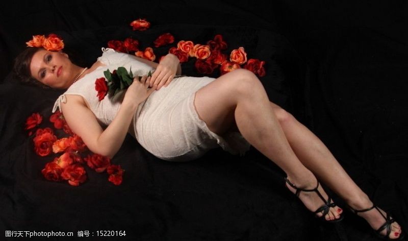 非物质玫瑰花玫瑰头饰项链珍珠躺着图片