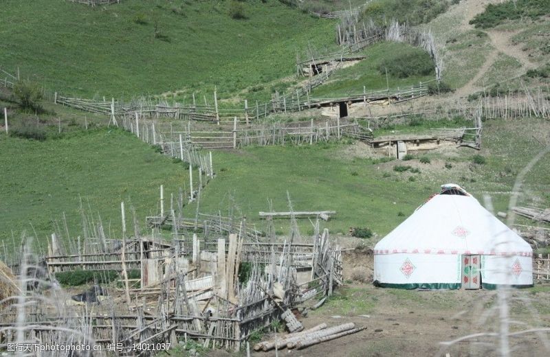 蒙古族这里雪峰高耸山丘起伏林木葱郁花草遍地水泉淙淙牛羊成群毡房点点景色迷人图片