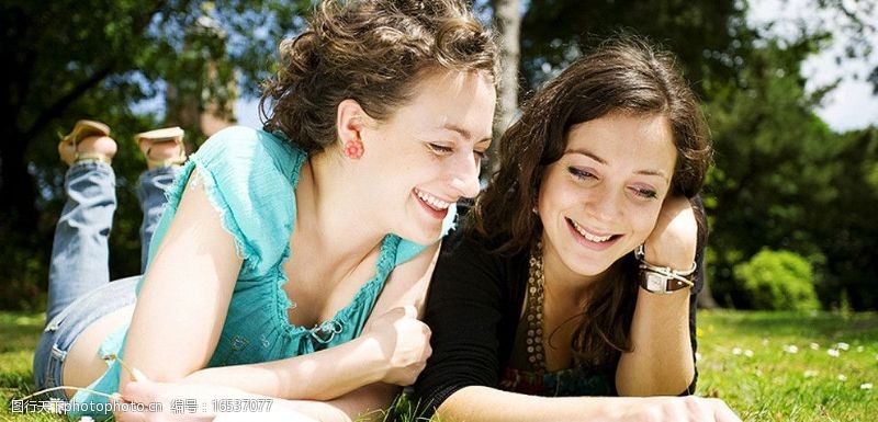 两个女人开心的学习图片