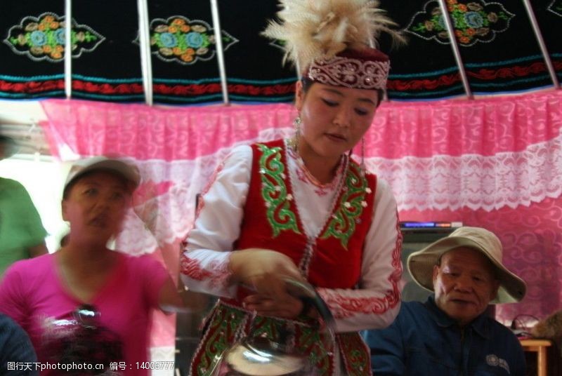 少数民族倒酒的新疆姑娘图片