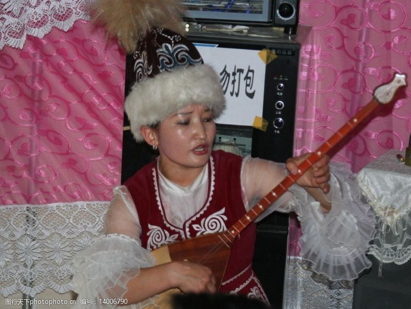 少数民族拉胡琴的新疆姑娘图片